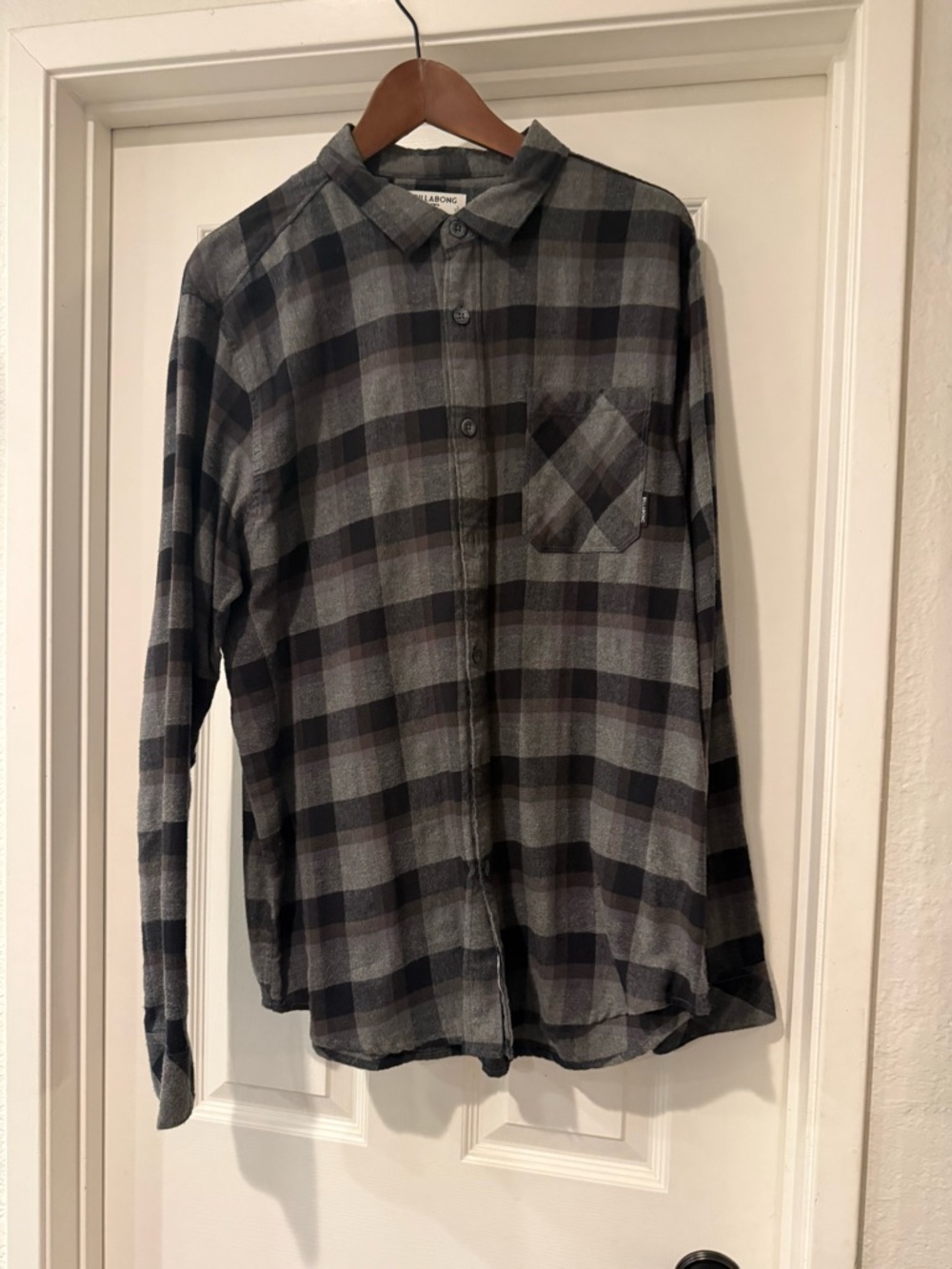 Billabong Men's Black and Gray Plaid Button-Down Shirt